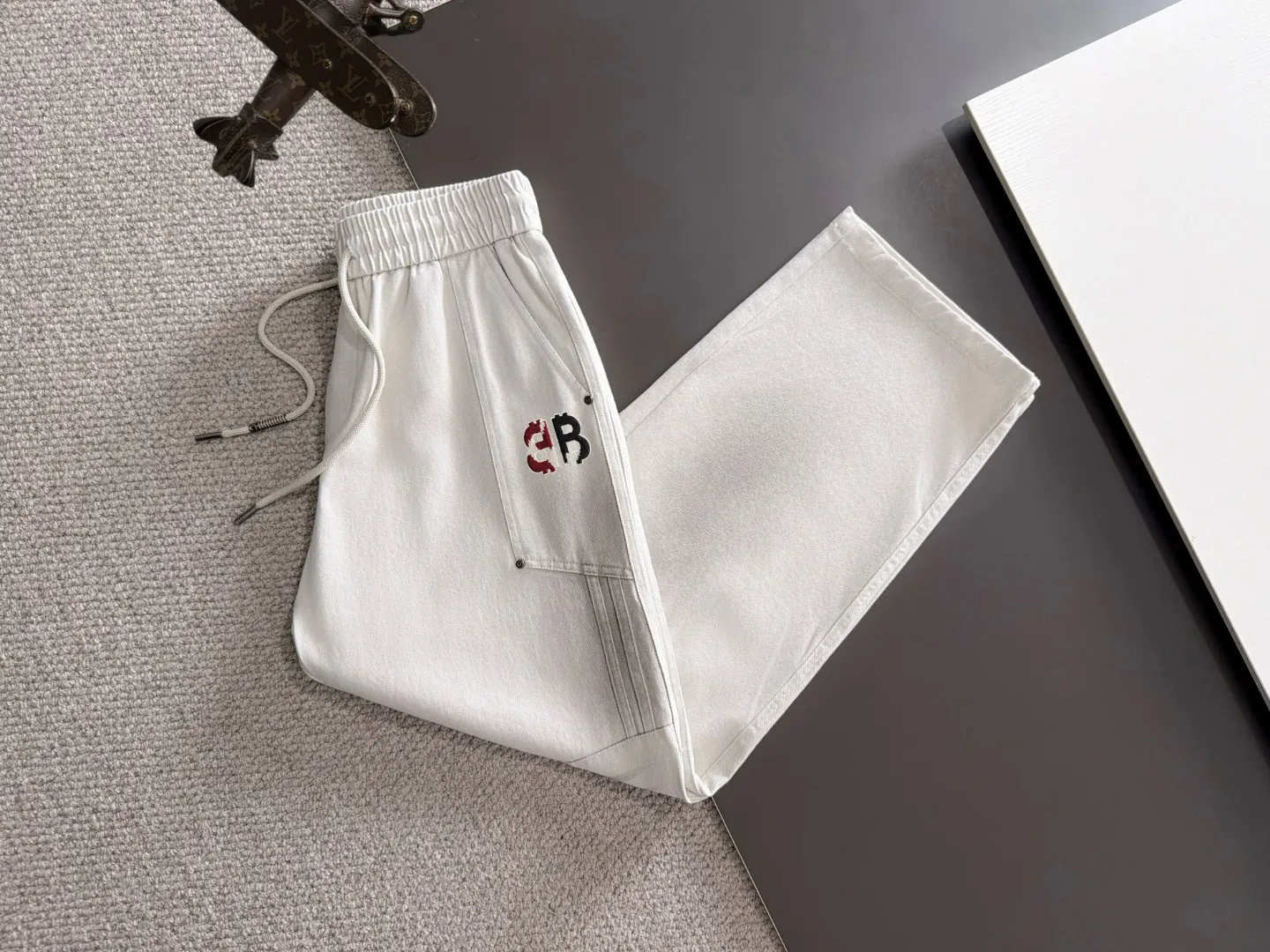 Next day shipment P195 Balenciaga High Quality 2026 Autumn and Winter New Arrival elastic band casual pants, counter-customized fabrics, Breathable, high comfort, impeccable details, brand element design concept, reflecting high quality. It feels delicate and soft! It presents a casual cut and the upper body shape is great! Sizes:S-3XL